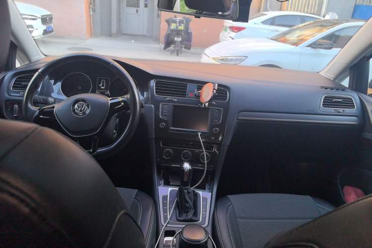 Used Volkswagen Golf 2017 1.6L Automatic Comfort Million-Vehicle Anniversary Edition Center Console