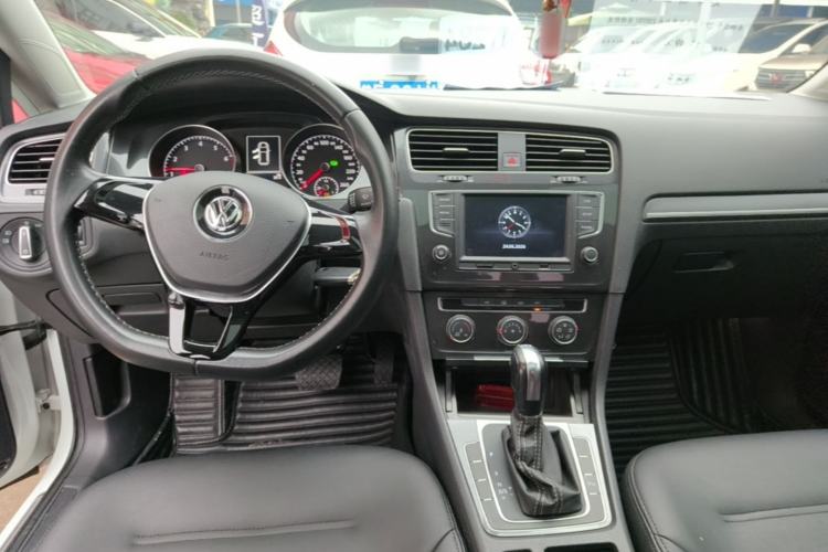 Used Volkswagen Golf 2017 230TSI Automatic Comfort Edition – Celebrating Milestone of One Million Units Center Console