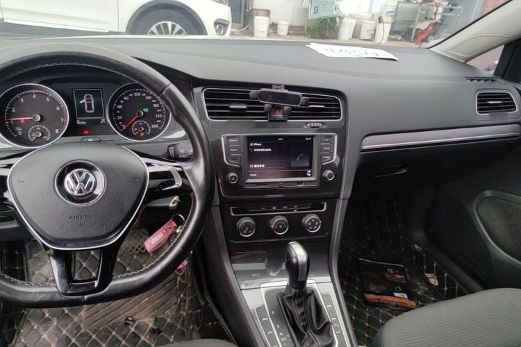 Used Volkswagen Golf 2017 1.6L Automatic Comfort Million-Vehicle Anniversary Edition Center Console