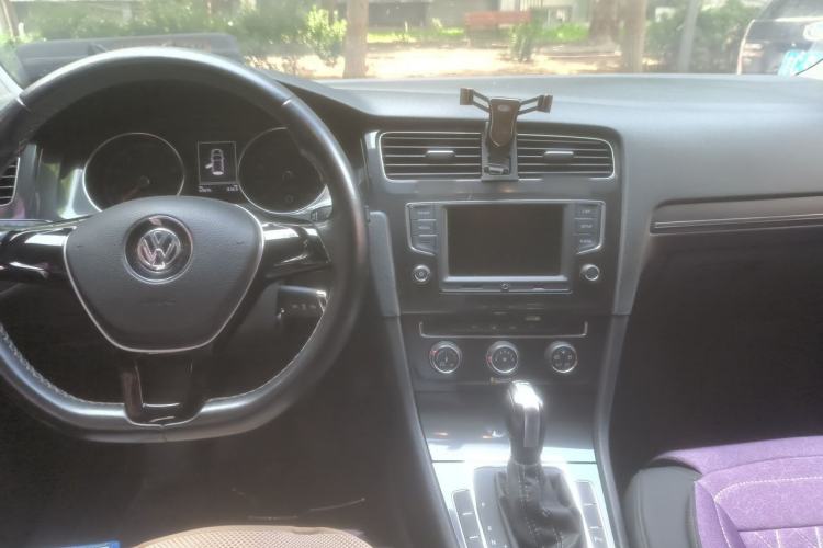 Used Volkswagen Golf 2017 230TSI Automatic Comfort Edition – Celebrating Milestone of One Million Units Center Console