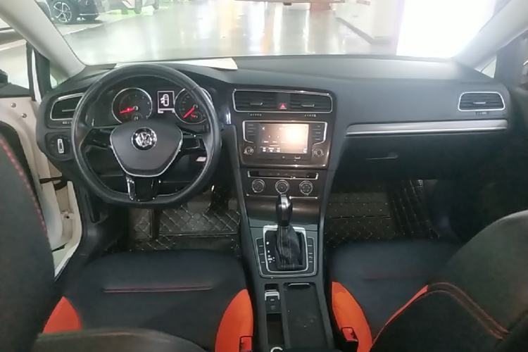 Used Volkswagen Golf 2017 230TSI Automatic Comfort Edition – Celebrating Milestone of One Million Units Center Console