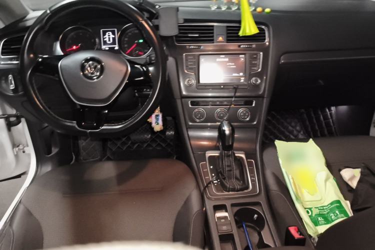 Used Volkswagen Golf 2017 230TSI Automatic Comfort Edition – Celebrating Milestone of One Million Units Center Console