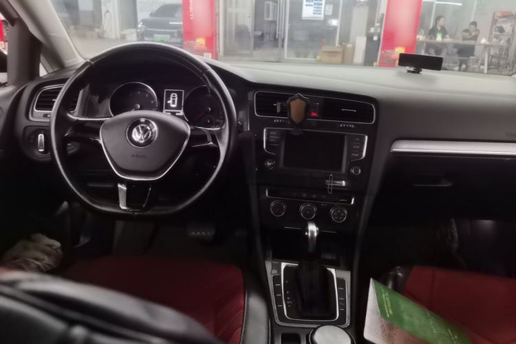Used Volkswagen Golf 2017 1.6L Automatic Comfort Million-Vehicle Anniversary Edition Center Console