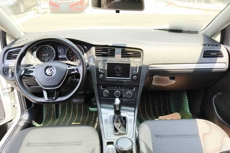 Used Volkswagen Golf 2017 230TSI Automatic Comfort Edition – Celebrating Milestone of One Million Units Center Console