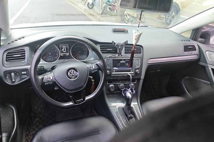 Used Volkswagen Golf 2017 230TSI Automatic Comfort Edition – Celebrating Milestone of One Million Units Center Console