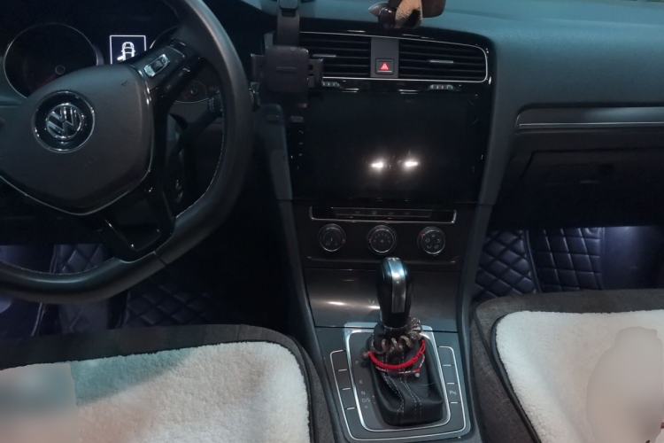 Used Volkswagen Golf 2017 230TSI Automatic Comfort Edition – Celebrating Milestone of One Million Units Center Console