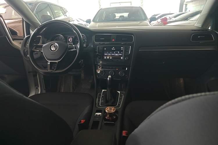 Used Volkswagen Golf 2017 1.6L Automatic Comfort Million-Vehicle Anniversary Edition Center Console