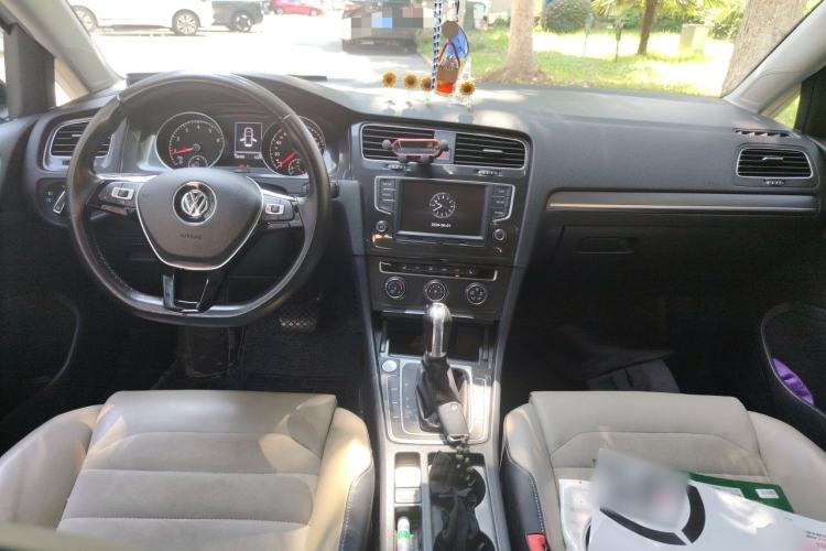 Used Volkswagen Golf 2017 230TSI Automatic Luxury Million-Vehicle Commemorative Edition Center Console