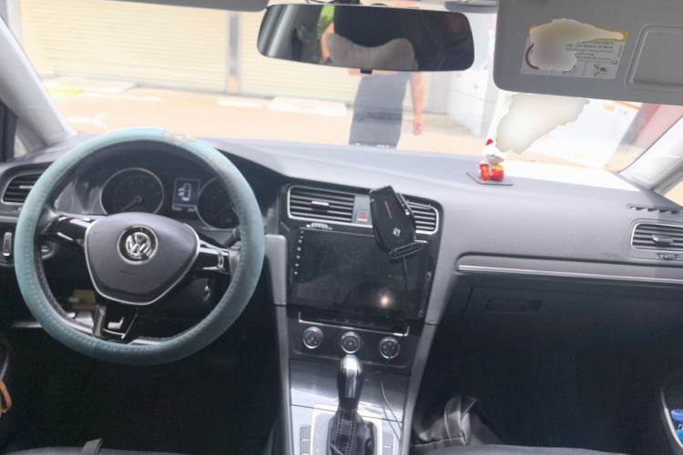 Used Volkswagen Golf 2017 1.6L Automatic Comfort Million-Vehicle Anniversary Edition Center Console