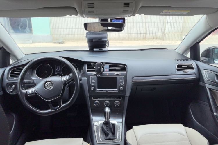 Used Volkswagen Golf 2017 230TSI Automatic Luxury Million-Vehicle Commemorative Edition Center Console