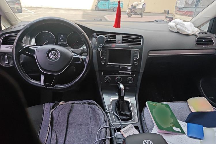 Used Volkswagen Golf 2017 230TSI Automatic Comfort Edition – Celebrating Milestone of One Million Units Center Console