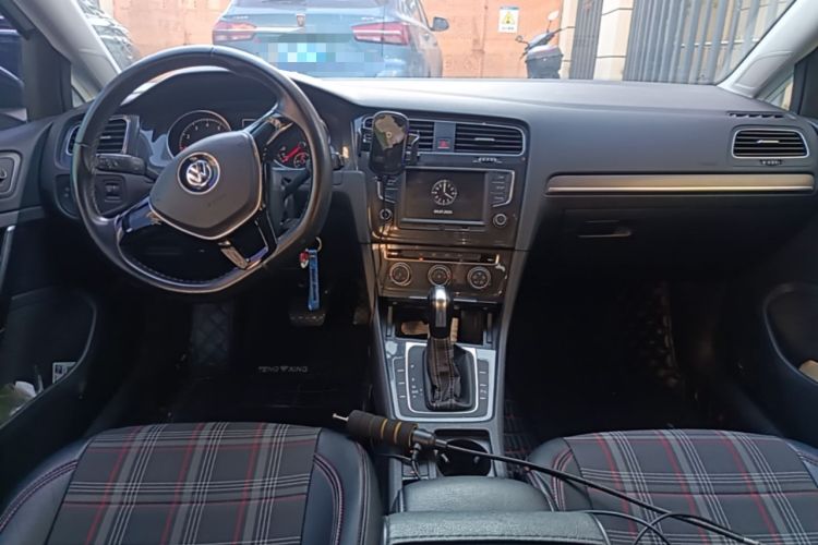Used Volkswagen Golf 2017 230TSI Automatic Comfort Edition – Celebrating Milestone of One Million Units Center Console