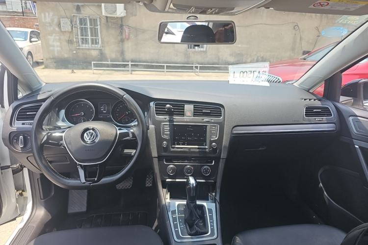Used Volkswagen Golf 2017 230TSI Automatic Comfort Edition – Celebrating Milestone of One Million Units Center Console