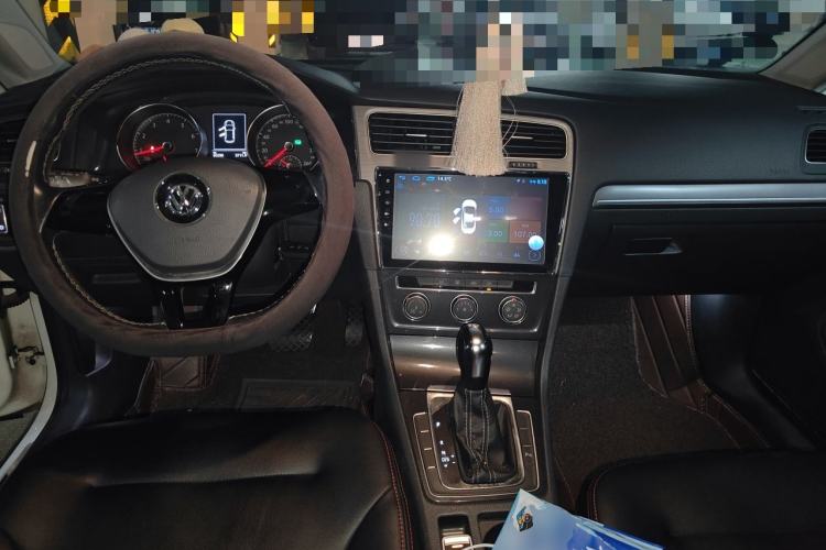Used Volkswagen Golf 2017 230TSI Automatic Comfort Edition – Celebrating Milestone of One Million Units Center Console