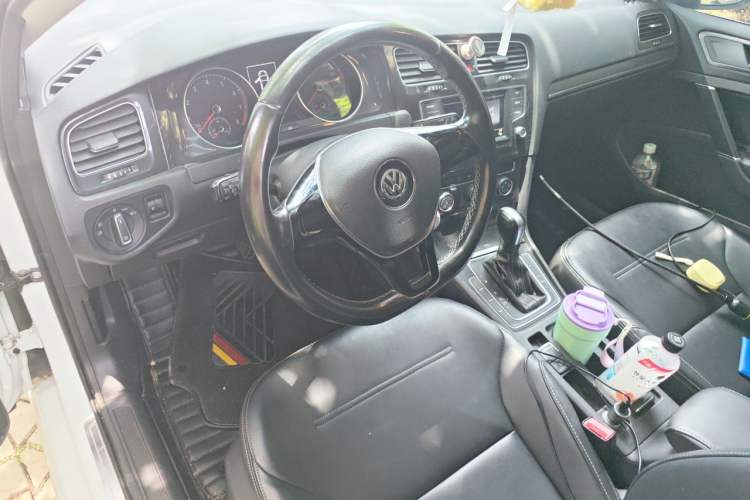 Used Volkswagen Golf 2017 230TSI Automatic Comfort Edition – Celebrating Milestone of One Million Units Center Console