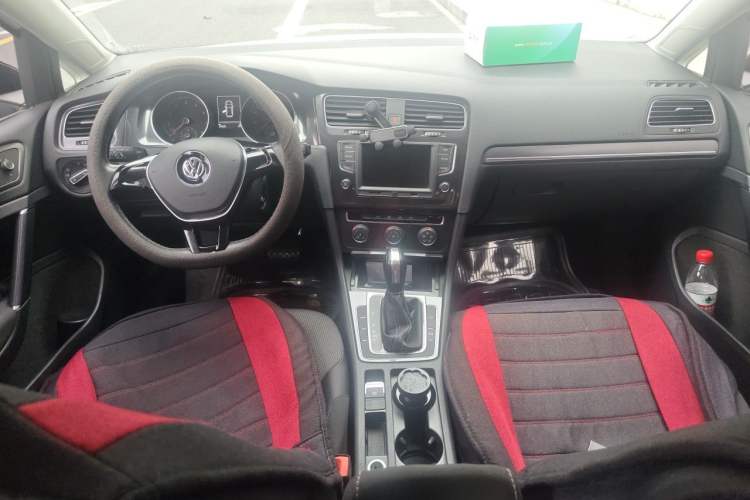 Used Volkswagen Golf 2017 230TSI Automatic Comfort Edition – Celebrating Milestone of One Million Units Center Console
