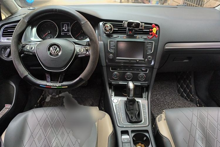 Used Volkswagen Golf 2017 230TSI Automatic Luxury Million-Vehicle Commemorative Edition Center Console