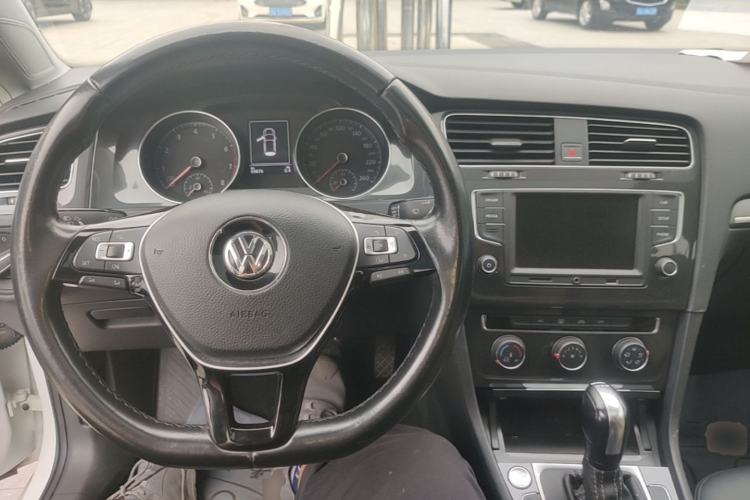 Used Volkswagen Golf 2017 230TSI Automatic Comfort Edition – Celebrating Milestone of One Million Units Center Console