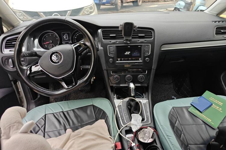Used Volkswagen Golf 2017 230TSI Automatic Comfort Edition – Celebrating Milestone of One Million Units Center Console