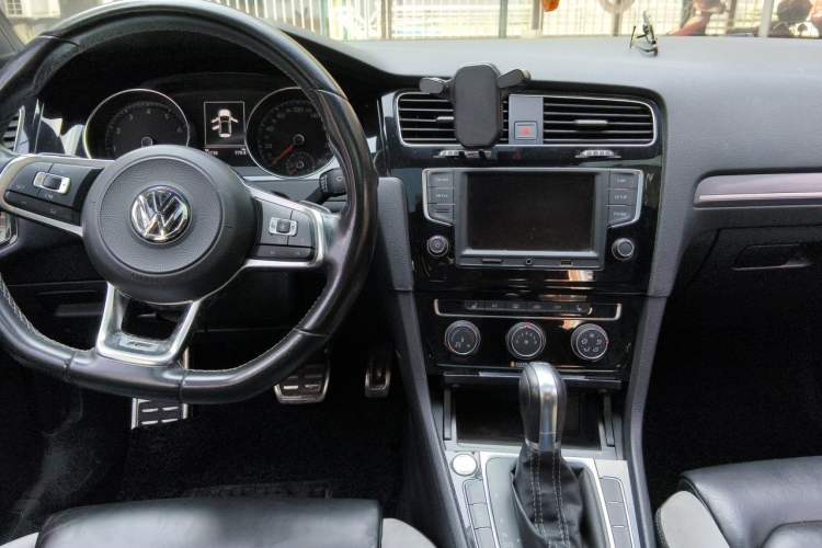 Used Volkswagen Golf 2017 280TSI Automatic R-Line Million-Vehicle Commemorative Edition Center Console