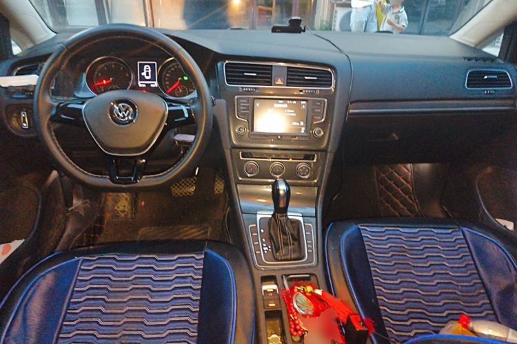 Used Volkswagen Golf 2017 1.6L Automatic Comfort Million-Vehicle Anniversary Edition Center Console
