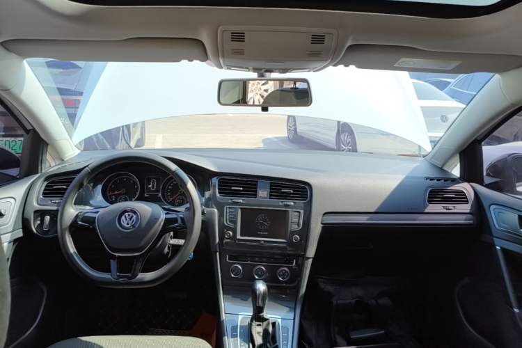 Used Volkswagen Golf 2017 1.6L Automatic Comfort Million-Vehicle Anniversary Edition Center Console