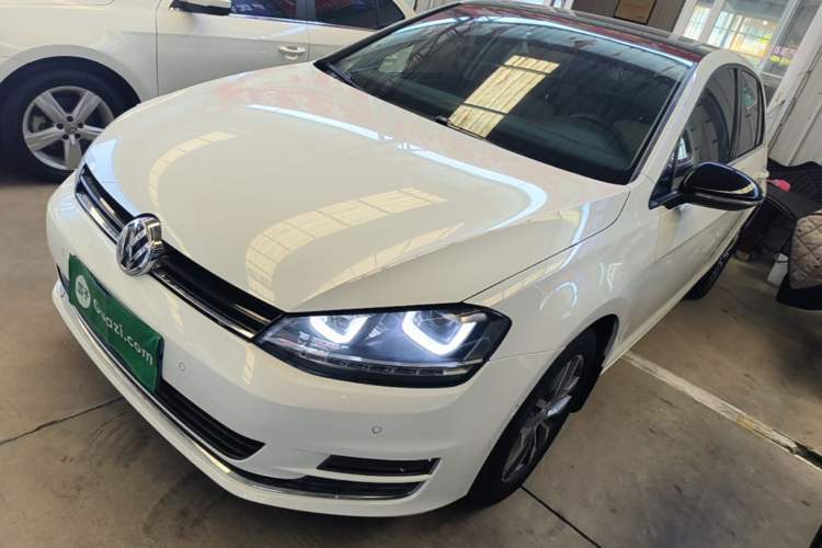 Used Volkswagen Golf 2017 230TSI Automatic Luxury Million-Vehicle Commemorative Edition Guazi used car, China used car export, Used car for sale, Used cars, Cheapest cars for sale