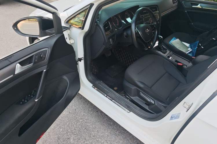 Used Volkswagen Golf 2017 1.6L Automatic Comfort Million-Vehicle Anniversary Edition Driver Seat