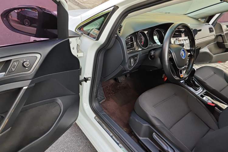 Used Volkswagen Golf 2017 230TSI Automatic Comfort Edition – Celebrating Milestone of One Million Units Driver Seat