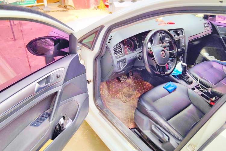 Used Volkswagen Golf 2017 1.6L Automatic Comfort Million-Vehicle Anniversary Edition Driver Seat