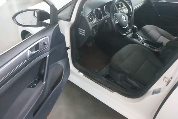 Used Volkswagen Golf 2017 1.6L Automatic Comfort Million-Vehicle Anniversary Edition Driver Seat