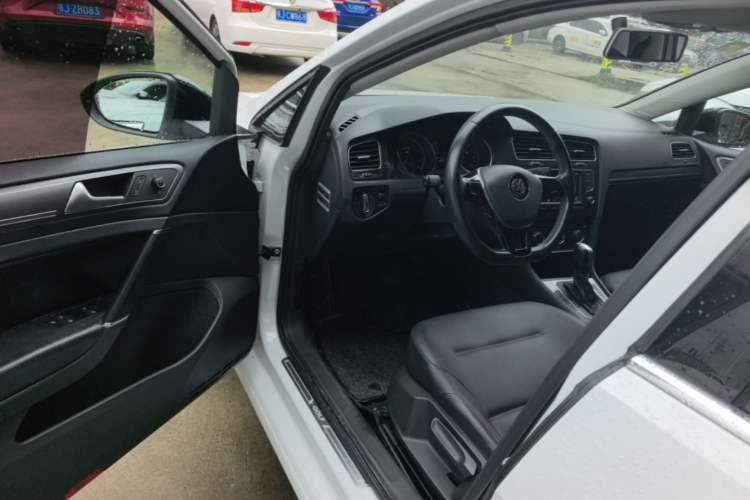 Used Volkswagen Golf 2017 230TSI Automatic Comfort Edition – Celebrating Milestone of One Million Units Driver Seat