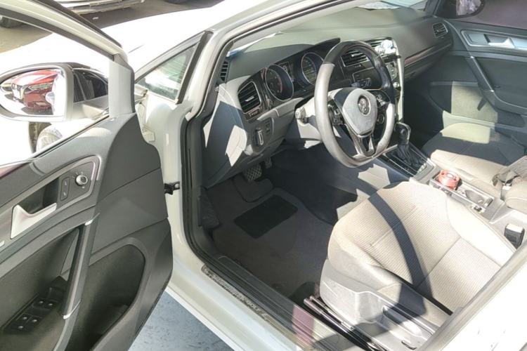 Used Volkswagen Golf 2017 1.6L Automatic Comfort Million-Vehicle Anniversary Edition Driver Seat