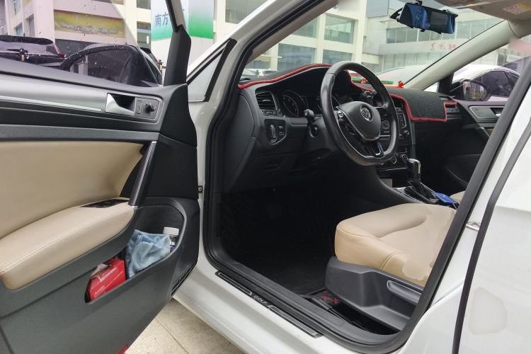 Used Volkswagen Golf 2017 230TSI Automatic Comfort Edition – Celebrating Milestone of One Million Units Driver Seat