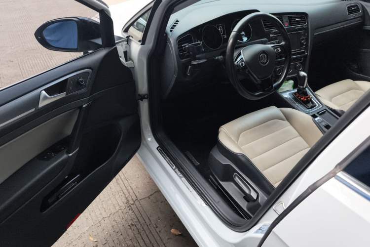 Used Volkswagen Golf 2017 230TSI Automatic Luxury Million-Vehicle Commemorative Edition Driver Seat
