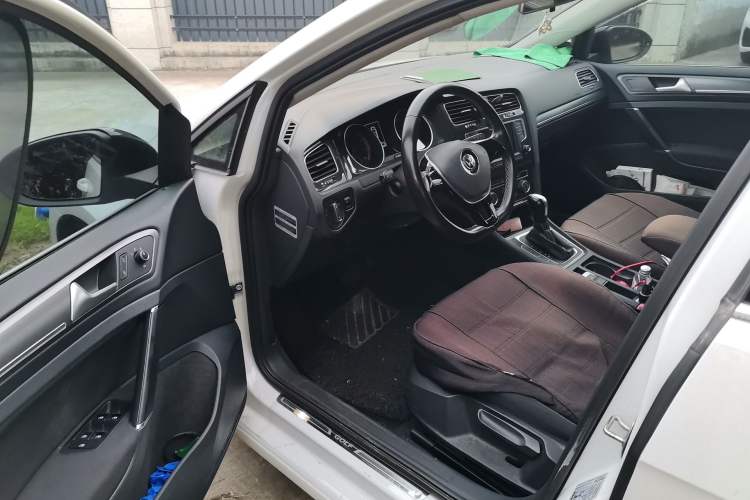Used Volkswagen Golf 2017 1.6L Automatic Comfort Million-Vehicle Anniversary Edition Driver Seat