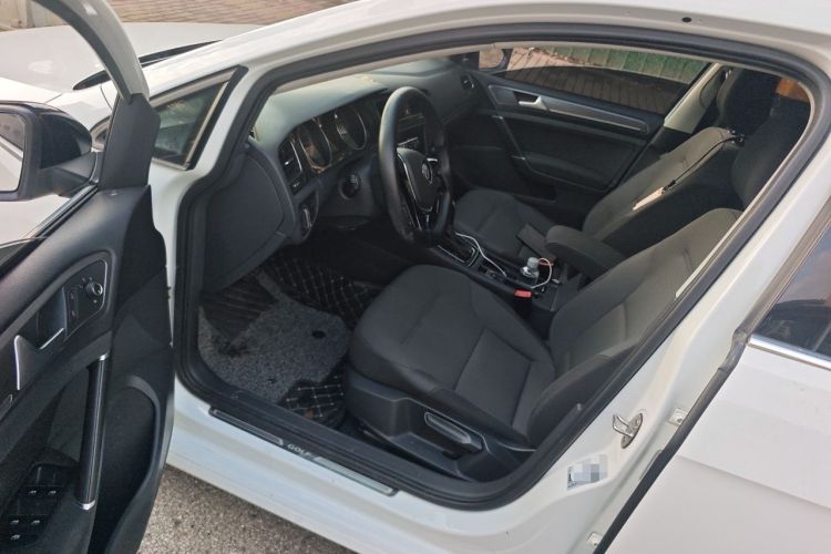 Used Volkswagen Golf 2017 1.6L Automatic Comfort Million-Vehicle Anniversary Edition Driver Seat