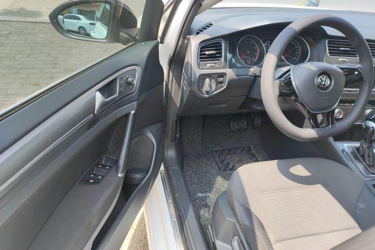 Used Volkswagen Golf 2017 1.6L Automatic Comfort Million-Vehicle Anniversary Edition Driver Seat