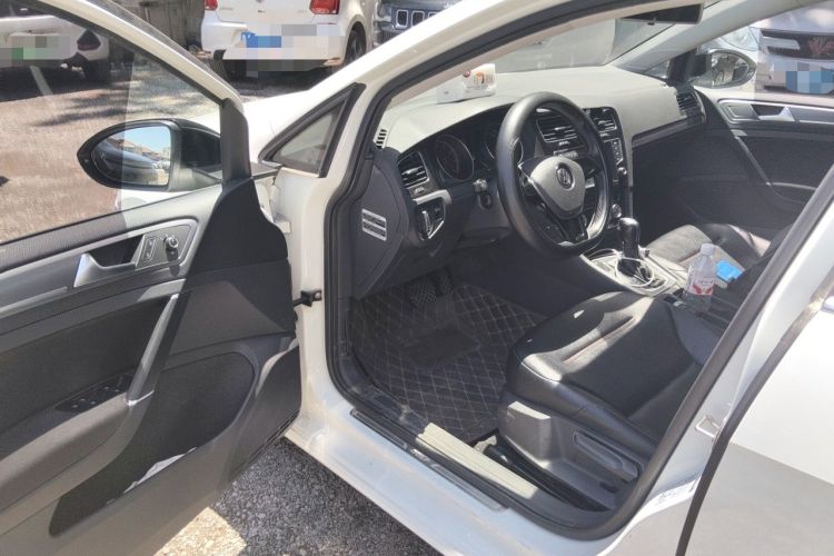 Used Volkswagen Golf 2017 1.6L Automatic Comfort Million-Vehicle Anniversary Edition Driver Seat