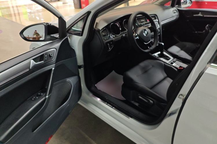 Used Volkswagen Golf 2017 230TSI Automatic Comfort Edition – Celebrating Milestone of One Million Units Driver Seat