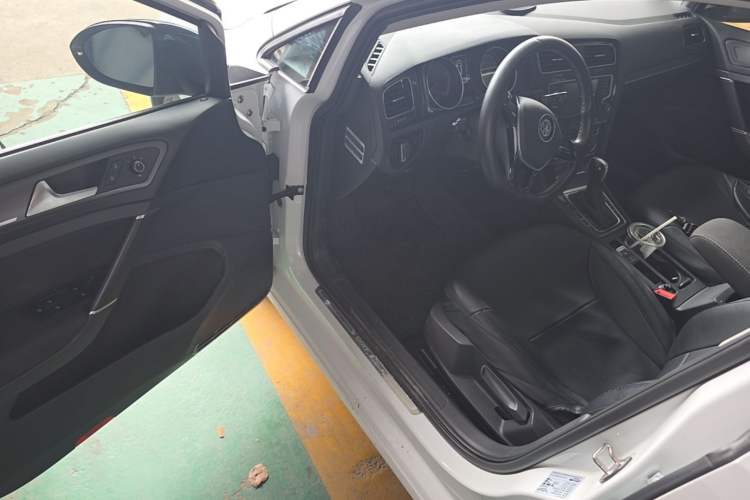 Used Volkswagen Golf 2017 230TSI Automatic Comfort Edition – Celebrating Milestone of One Million Units Driver Seat