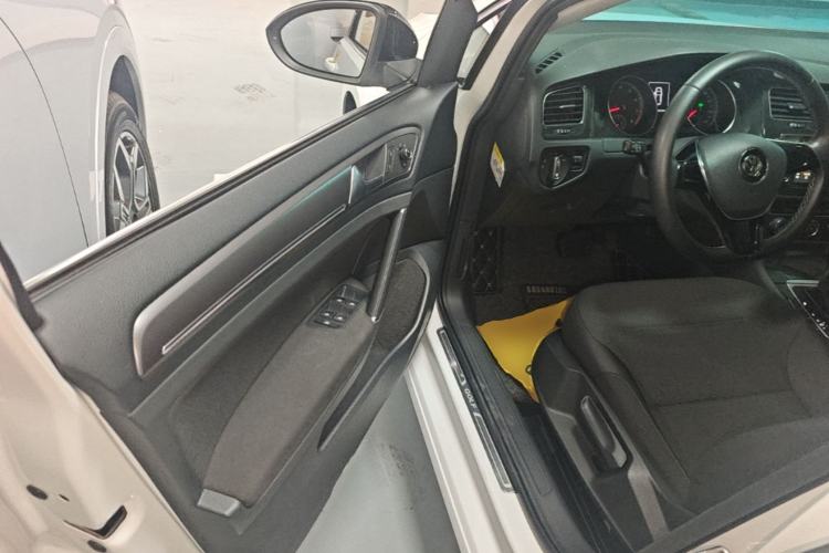 Used Volkswagen Golf 2017 1.6L Automatic Comfort Million-Vehicle Anniversary Edition Driver Seat