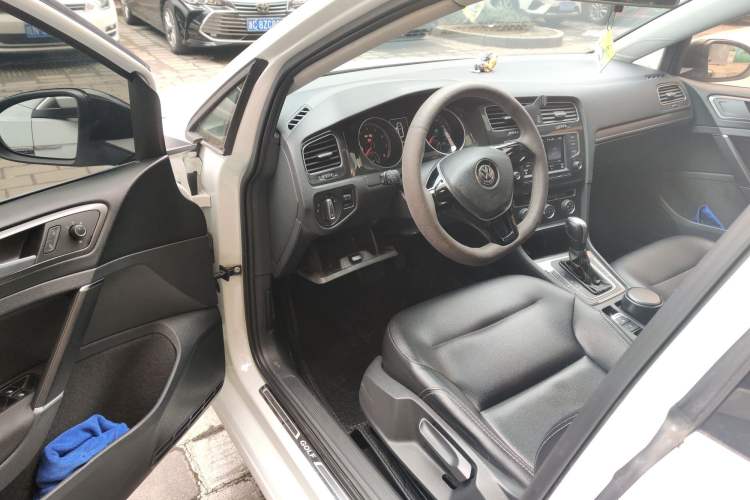 Used Volkswagen Golf 2017 1.6L Automatic Comfort Million-Vehicle Anniversary Edition Driver Seat