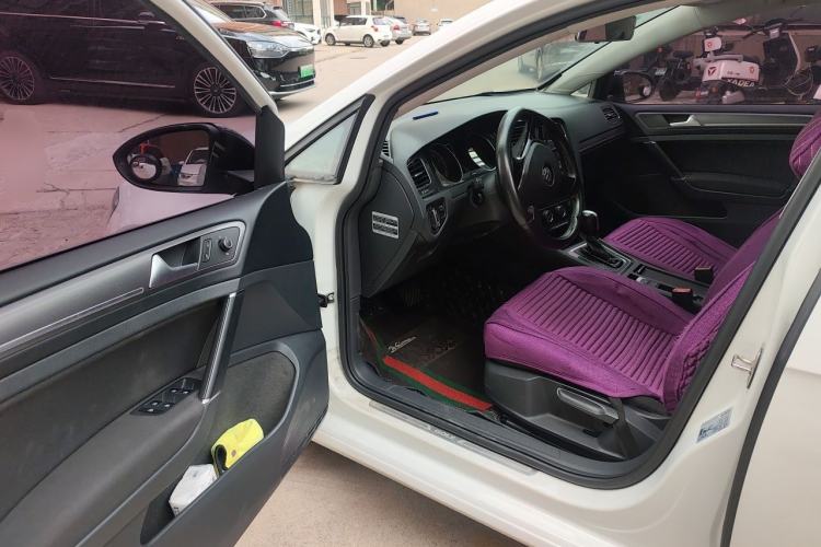 Used Volkswagen Golf 2017 1.6L Automatic Comfort Million-Vehicle Anniversary Edition Driver Seat