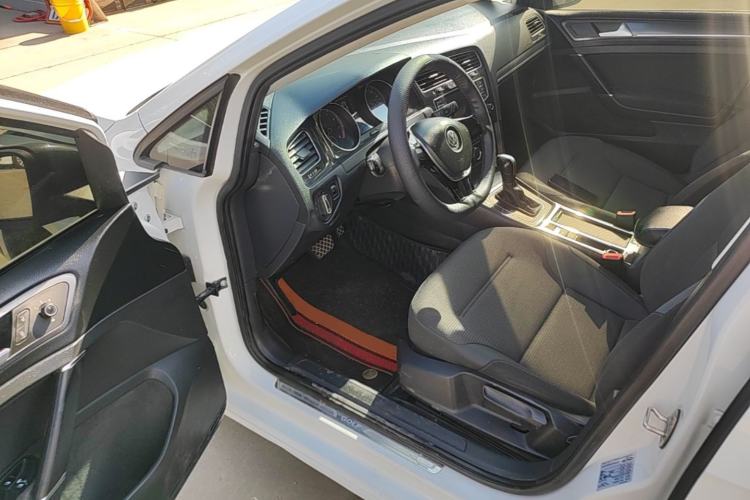 Used Volkswagen Golf 2017 1.6L Automatic Comfort Million-Vehicle Anniversary Edition Driver Seat