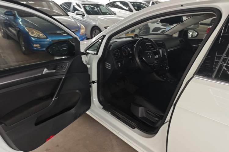 Used Volkswagen Golf 2017 230TSI Automatic Comfort Edition – Celebrating Milestone of One Million Units Driver Seat
