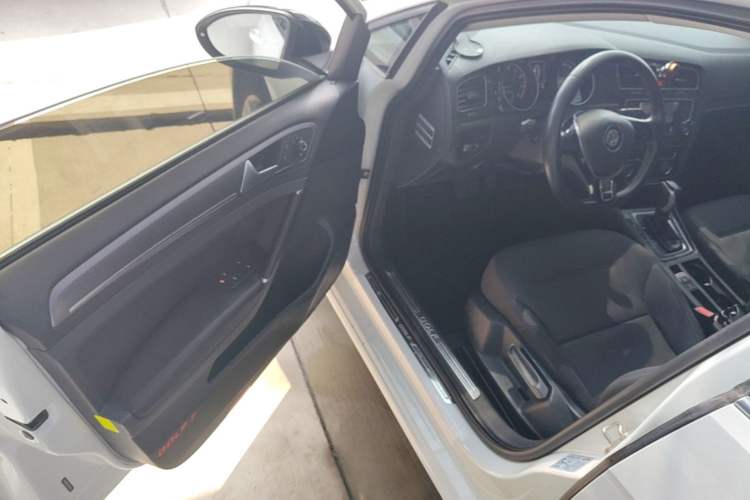 Used Volkswagen Golf 2017 1.6L Automatic Comfort Million-Vehicle Anniversary Edition Driver Seat