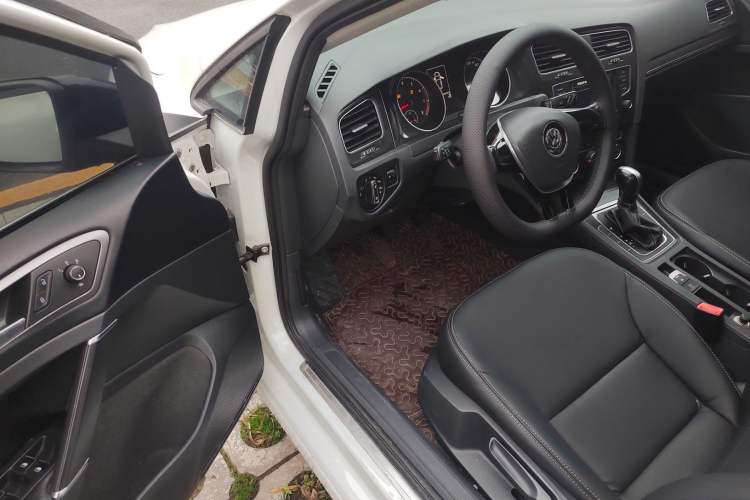Used Volkswagen Golf 2017 1.6L Automatic Comfort Million-Vehicle Anniversary Edition Driver Seat