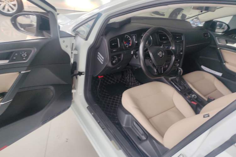 Used Volkswagen Golf 2017 230TSI Automatic Comfort Edition – Celebrating Milestone of One Million Units Driver Seat