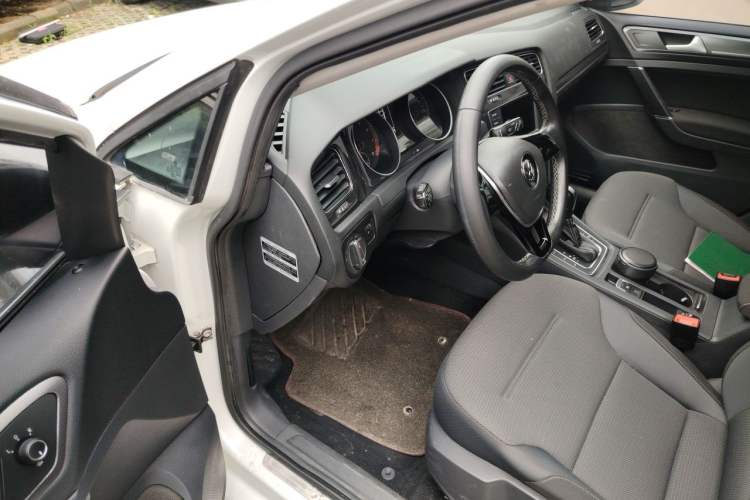 Used Volkswagen Golf 2017 1.6L Automatic Comfort Million-Vehicle Anniversary Edition Driver Seat
